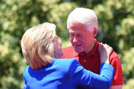 Hillary Clinton gratuliert ihrem Mann Bill Clinton öffentlich zum Hochzeitstag Hillary Clinton gratuliert ihrem Mann Bill Clinton öffentlich zum Hochzeitstag