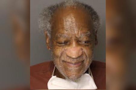Aktuelles Foto: Bill Cosby mit Maske und einem angedeuteten Lächeln. Aktuelles Foto: Bill Cosby mit Maske und einem angedeuteten Lächeln.