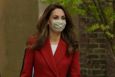 Herzogin Kate im Alexander-McQueen-Mantel in London. Herzogin Kate im Alexander-McQueen-Mantel in London.