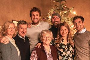 Luke Mockridge (3.v.l.) feiert in "ÜberWeihnachten" sein Debüt als Schauspieler in einer fiktionalen Serie.