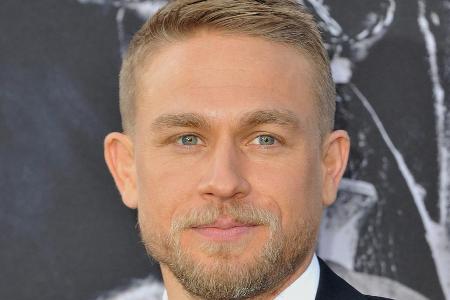 Schauspieler Charlie Hunnam möchte zu Geheimagent 007 werden. Schauspieler Charlie Hunnam möchte zu Geheimagent 007 werden.
