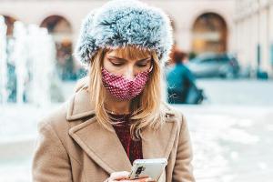 Masken-Wirrwarr vermeiden: Cleveres Styling mit Mütze und Stirnband