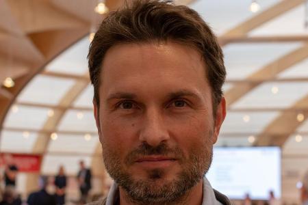 Filmregisseur Simon Verhoeven hat sich mit Corona angesteckt. Filmregisseur Simon Verhoeven hat sich mit Corona angesteckt.