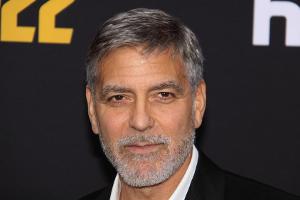 Mit Staubsaugeraufsatz: George Clooney schneidet sich selbst die Haare