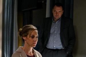 "Das Verhör in der Nacht": Thomas (Charly Hübner) wartet auf eine Antwort von Judith (Sophie von Kessel)