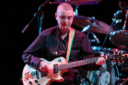 Ein schwerer Schicksalsschlag zwingt Sinead O'Connor dazu, ihre kommende Tour zu verschieben. Ein schwerer Schicksalsschlag zwingt Sinead O'Connor dazu, ihre kommende Tour zu verschieben.
