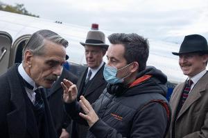 Christian Schwochow (mit Maske) führt bei der Verfilmung von "Munich" Regie, eine der Hauptrollen spielt Jeremy Irons (l.).