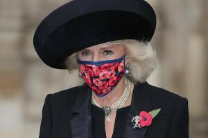 Herzogin Camilla setzt mit Mohn-Maske ein starkes Zeichen