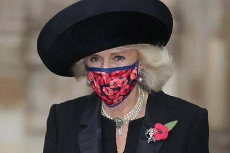 Herzogin Camilla mit geblümter Maske. Herzogin Camilla mit geblümter Maske.