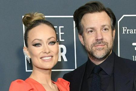 Olivia Wilde und Jason Sudeikis im Januar 2020 bei einer Preisverleihung. Olivia Wilde und Jason Sudeikis im Januar 2020 bei einer Preisverleihung.