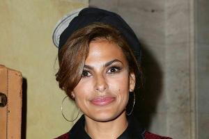 Natürliche Schönheit? Eva Mendes schockiert mit Foto von Halsstraffung