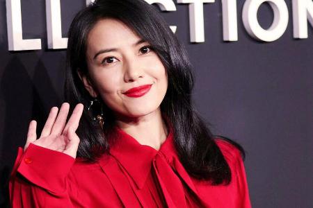 Gao Yuanyuan zeigt bei der Show von Michael Kors, wie die Schluppenbluse perfekt zur Geltung kommt. Gao Yuanyuan zeigt bei der Show von Michael Kors, wie die Schluppenbluse perfekt zur Geltung kommt.