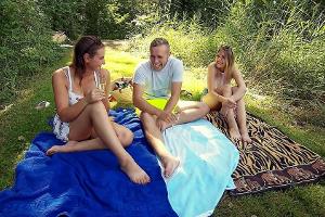 Drei sind eine zuviel: Sofia, Patrick und Julia.