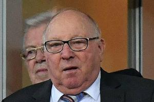 Uwe Seeler: Mit dem Rettungswagen ins Krankenhaus