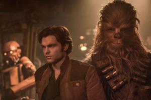 Ziemlich beste Weltraum-Freunde: Han Solo (Alden Ehrenreich, l.) und sein Co-Pilot Chewbacca (Joonas Suotamo)