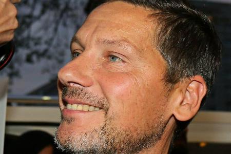 Christoph Schneider von Rammstein begrüßt seinen dritten Sohn. Christoph Schneider von Rammstein begrüßt seinen dritten Sohn.