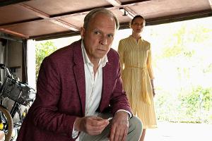 "Tatort: Die Ferien des Monsieur Murot": Felix Murot (Ulrich Tukur) durchsucht die Garage von Walter Boenfeld und dessen Fra...