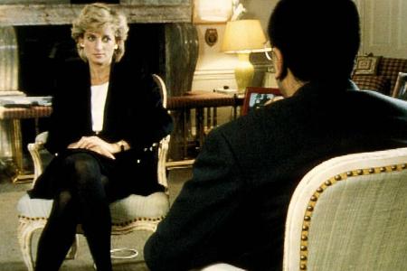 Diana 1995 im Interview mit Martin Bashir. Diana 1995 im Interview mit Martin Bashir.