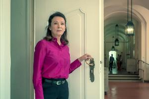 Iris Berben als Vertreterin der Schulaufsichtsbehörde, Dr. Gisela Nüssen-Winkelmann in "Das Unwort".
