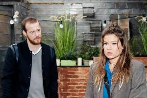 "Unter uns": Vivien konfrontiert Tobias schweren Herzens mit dem Verdacht, dass er in der Partynacht Sex mit ihr hatte