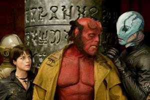 "Hellboy 2 - Die goldene Armee": Hellboy (Ron Perlman, l.) und Abe (Doug Jones) bereiten sich auf den Kampf mit der goldenen...