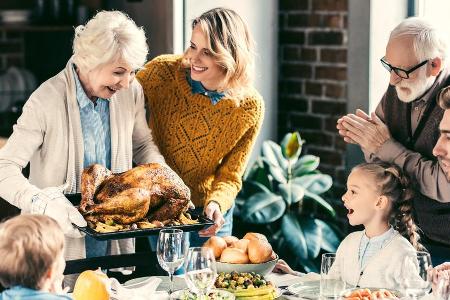 An Thanksgiving kommt üblicherweise die ganze Familie - oftmals auch Freunde - zum Feiern zusammen