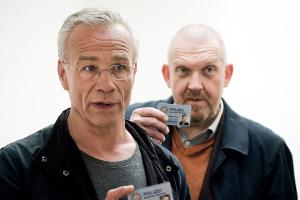 Szene aus dem "Tatort: Bausünden": Die Kommissare Max Ballauf (Klaus J. Behrendt, l.) und Freddy Schenk (Dietmar Bär) weisen...