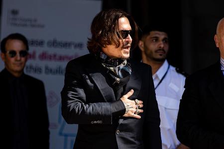 Johnny Depp im Juli am Rande seines Gerichtsprozesses vor den Royal Courts Of Justice in London Johnny Depp im Juli am Rande seines Gerichtsprozesses vor den Royal Courts Of Justice in London