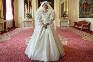 Emma Corrin in der vierten Staffel von "The Crown" als Prinzessin Diana im Brautkleid.