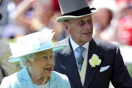 Queen Elizabeth II. und Prinz Philip begeben sich erneut gemeinsam in Corona-Isolation. Queen Elizabeth II. und Prinz Philip begeben sich erneut gemeinsam in Corona-Isolation.