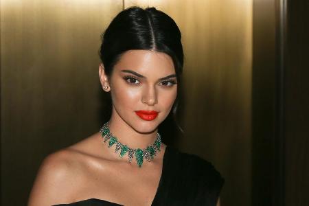 Kendall Jenner feiert inmitten der Pandemie. Kendall Jenner feiert inmitten der Pandemie.