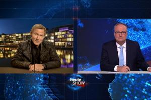 "Wilsberg - Alles Lüge": Overbeck (Roland Jankowsky, l.) zu Gast bei Oliver Welke in der "heute show".