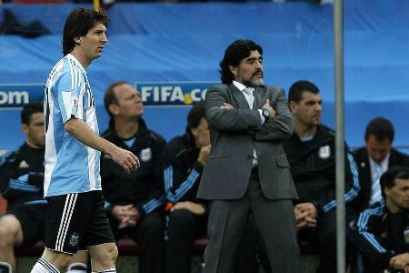 Lionel Messi (li.) nimmt Abschied von Diego Maradona. Lionel Messi (li.) nimmt Abschied von Diego Maradona.