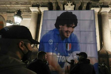Rund um die Trauerfeierlichkeiten von Diego Maradona kam es zu Ausschreitungen. Rund um die Trauerfeierlichkeiten von Diego Maradona kam es zu Ausschreitungen.