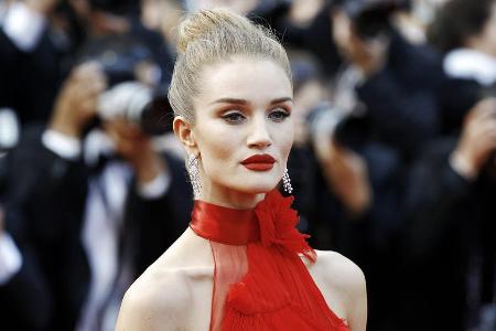 Schauspielerin Rosie Huntington-Whiteley überzeugt in Rot. Schauspielerin Rosie Huntington-Whiteley überzeugt in Rot.