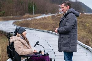 "Vom Geben und Nehmen - Der Usedom-Krimi": Rainer Witt (Till Firit) befragt Wiebke Siehl (Julia Hartmann).