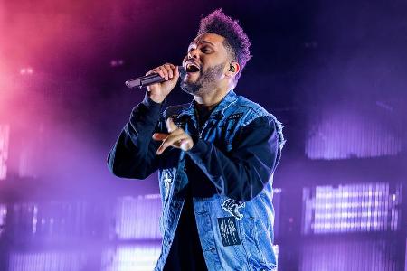 The Weeknd wird im kommenden Jahr in der Halbzeitshow des 55. Super Bowls performen. The Weeknd wird im kommenden Jahr in der Halbzeitshow des 55. Super Bowls performen.