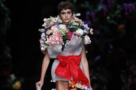 Bei der Show von Moschino lief Kaia Gerber in einem floralen Ensemble über den Laufsteg Bei der Show von Moschino lief Kaia Gerber in einem floralen Ensemble über den Laufsteg