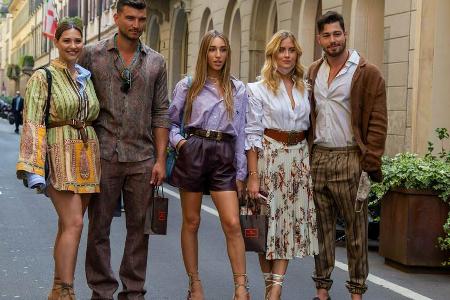 Beatrice Valli, Marco Fantini, Ginevra Mavilla, Valentina Ferragni (2.v.r.) und Luca Vezil nach der Etro Show bei der Milano... Beatrice Valli, Marco Fantini, Ginevra Mavilla, Valentina Ferragni (2.v.r.) und Luca Vezil nach der Etro Show bei der Milano...