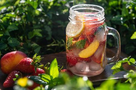 An extrem heißen Sommertagen ist es besonders wichtig, viel Flüssigkeit zu sich zu nehmen. An extrem heißen Sommertagen ist es besonders wichtig, viel Flüssigkeit zu sich zu nehmen.