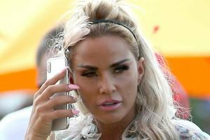 Katie Price hat sich beide Füße gebrochen
