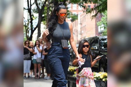 Kim Kardashian, hier mit Tochter North, zeigt sich regelmäßig in angesagten Cargo-Modellen. Kim Kardashian, hier mit Tochter North, zeigt sich regelmäßig in angesagten Cargo-Modellen.