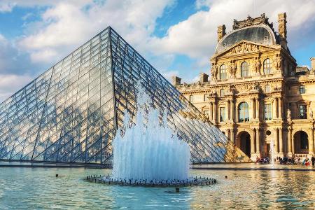 Die berühmte Glaspyramide im Innenhof des Louvre in Paris. Die berühmte Glaspyramide im Innenhof des Louvre in Paris.
