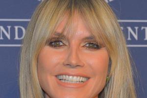Heidi Klum malt wieder - dieses Mal im knappen Bikini
