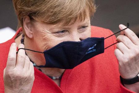 Trägt jetzt auch bei öffentlichen Auftritten eine Maske: Bundeskanzlerin Angela Merkel. Trägt jetzt auch bei öffentlichen Auftritten eine Maske: Bundeskanzlerin Angela Merkel.