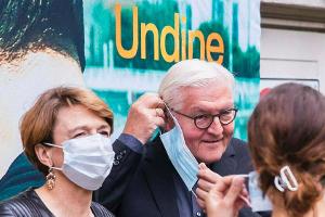 Frank-Walter Steinmeier feiert den Kino-Neustart in Berlin