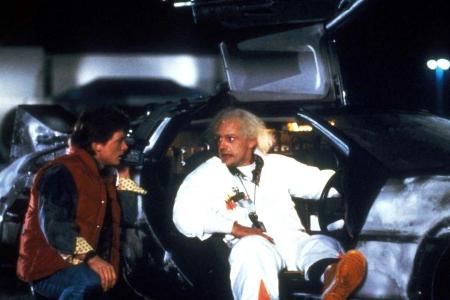 Marty (Michael J. Fox, l. ) und Doc (Christopher Lloyd) mit dem DeLorean in Marty (Michael J. Fox, l. ) und Doc (Christopher Lloyd) mit dem DeLorean in