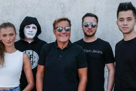 Dieter Bohlen (Mitte) mit Sängerin Leony (l.), Imanbek (mit Maske) und dem Produzentenduo Vize Dieter Bohlen (Mitte) mit Sängerin Leony (l.), Imanbek (mit Maske) und dem Produzentenduo Vize