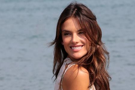 Durch Wasserreflexion werden Sonnenanbeter schneller braun. Ob das auch Model Alessandra Ambrosios Geheimtipp ist? Durch Wasserreflexion werden Sonnenanbeter schneller braun. Ob das auch Model Alessandra Ambrosios Geheimtipp ist?