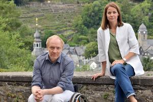 Simon Schwarz und Jessica Ginkel stehen als Dr. Chris Wegner und Vicky Röver gemeinsam für "Die Eifelpraxis" vor der Kamera.